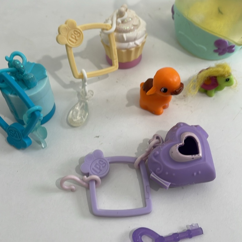 Misc. Littlest Pet Shop Toys LPS Aquarium Turtle Cow Cupcake Animals Keychains - Picture 3 of 6